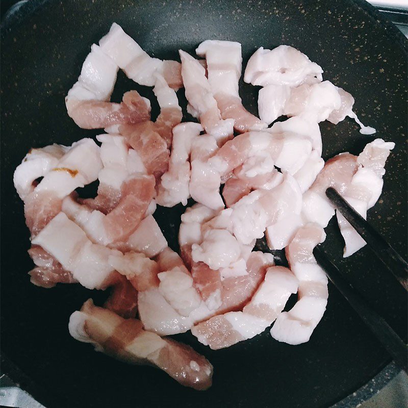 Step 2 Fry the pork Stir-fried pork with shiitake mushrooms