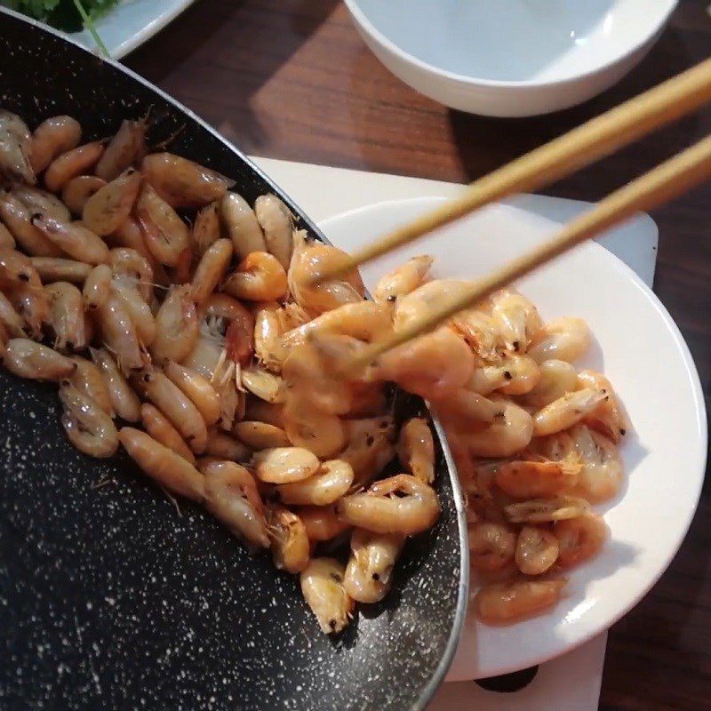 Step 2 Stir-fry the shrimp for Fried Shrimp Rolls