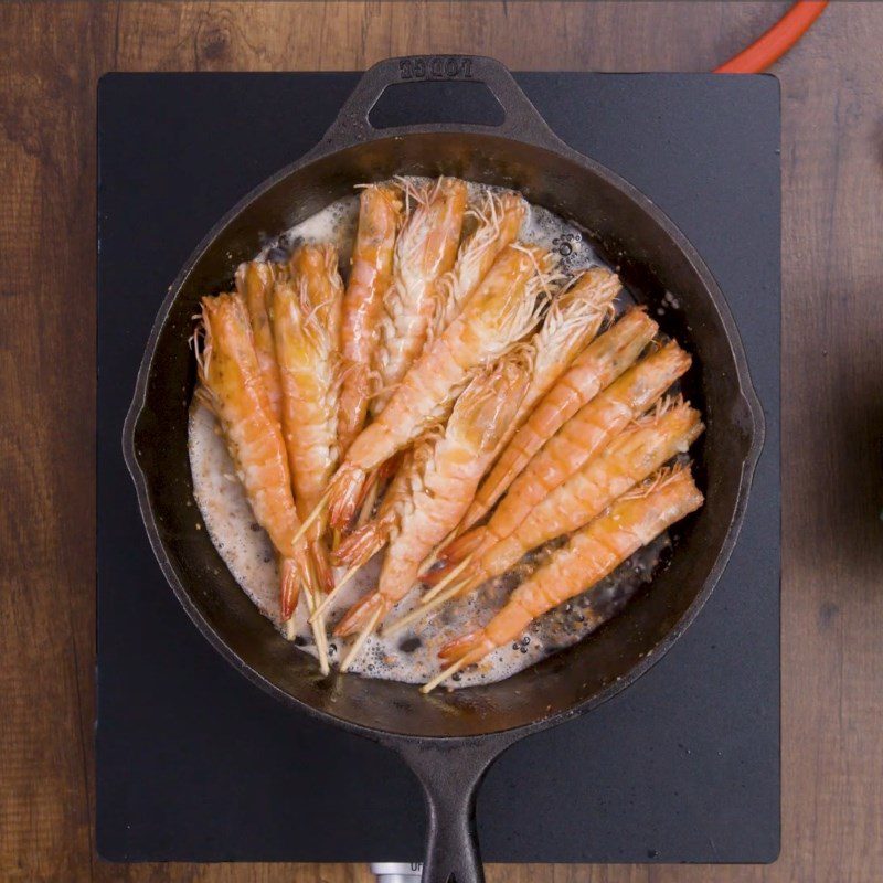 Step 4 Roasting shrimp for Tây Ninh salt-roasted shrimp