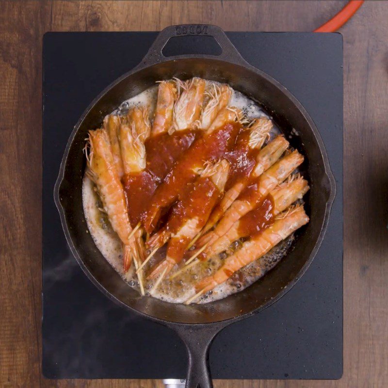 Step 4 Roasting shrimp for Tây Ninh salt-roasted shrimp