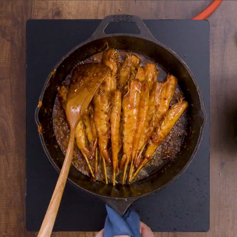 Step 4 Roasting shrimp for Tây Ninh salt-roasted shrimp