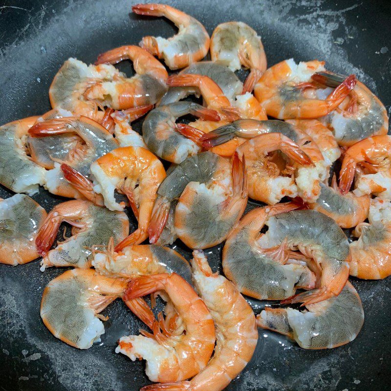 Step 2 Stir-fry shrimp Shrimp wrapped in scallions (Recipe shared by a user)