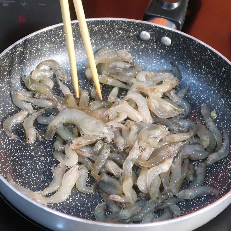 Step 2 Stir-fry the shrimp for Fried Shrimp Rolls