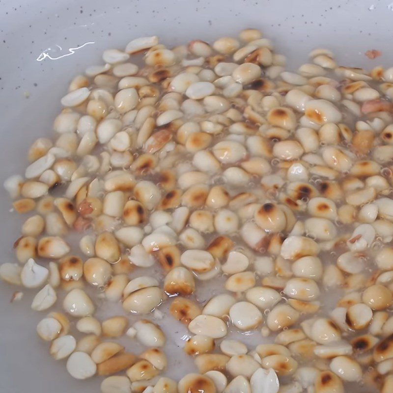 Step 3 Roasting and coating peanuts Banana and mung bean dessert