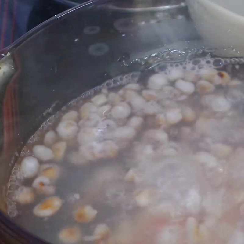 Step 3 Roasting and coating peanuts Banana and mung bean dessert