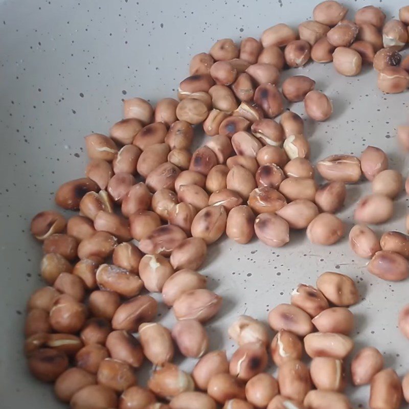 Step 3 Roasting and coating peanuts Banana and mung bean dessert