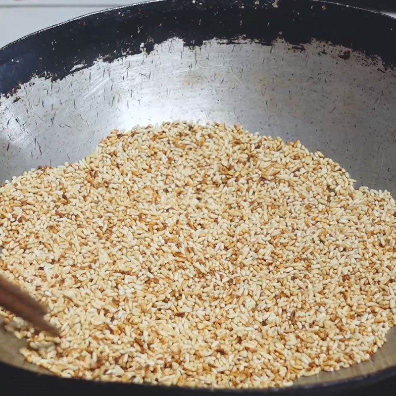 Step 3 Roasting and grinding rice for the river catfish salad