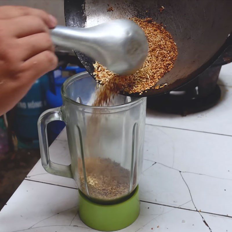 Step 3 Roasting and grinding rice for the river catfish salad