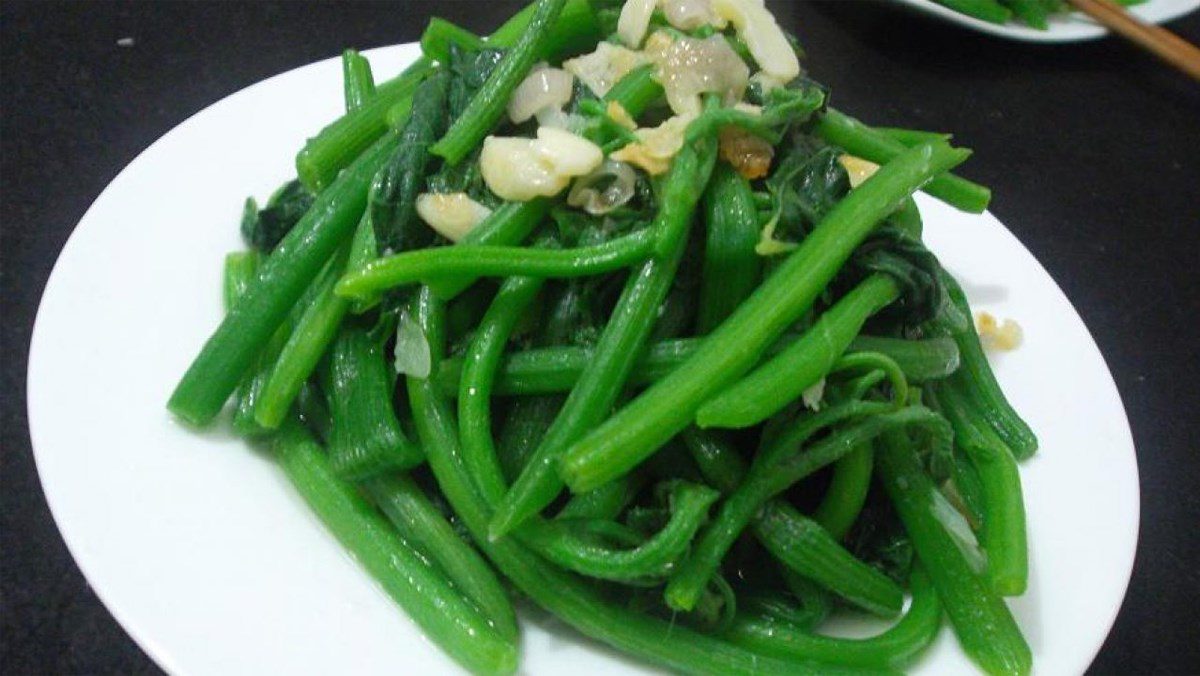 Stir-fried Gourd Leaves with Garlic