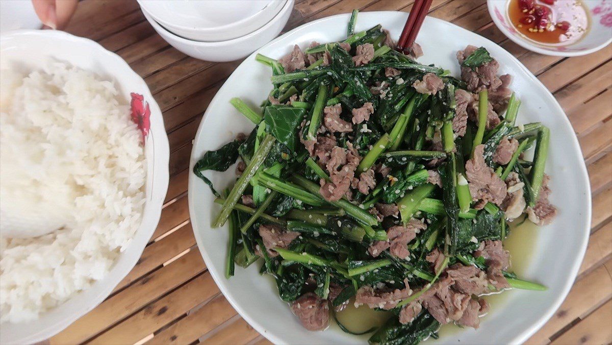 Dandelion stir-fried with beef