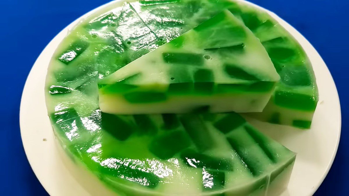 Coconut Milk Jelly with Pandan Leaf