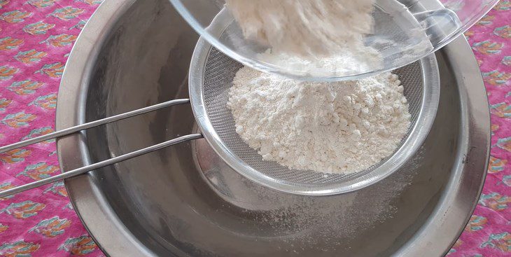 Step 1 Sift the pumpkin bao dough