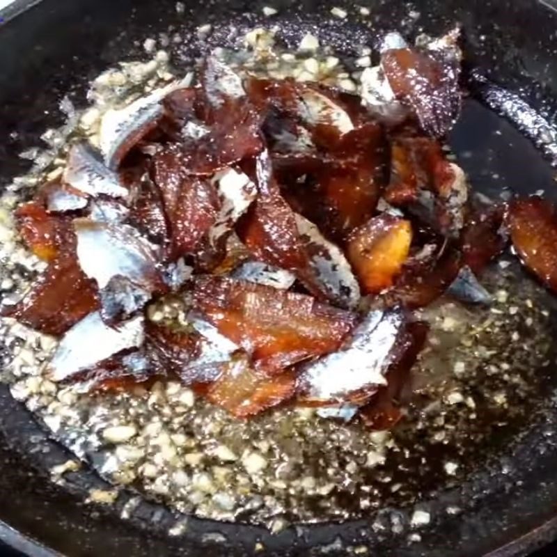 Step 3 Glaze the fish Golden fish with sweet and salty glaze