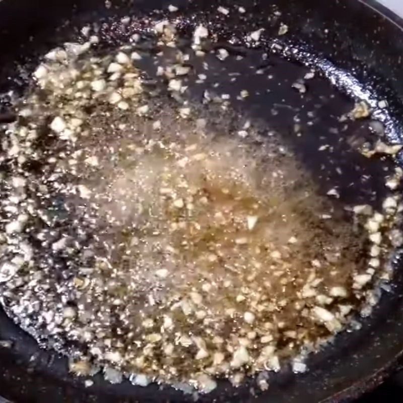 Step 3 Glaze the fish Golden fish with sweet and salty glaze