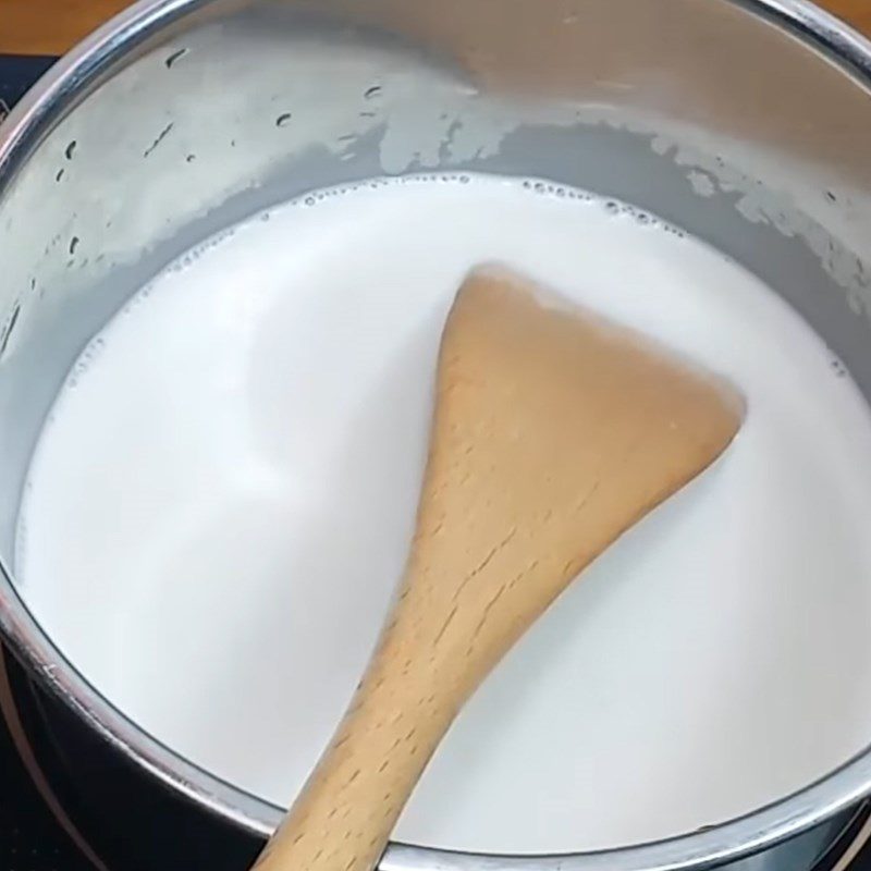 Step 3 Cooking coconut milk Black bean filtered cake