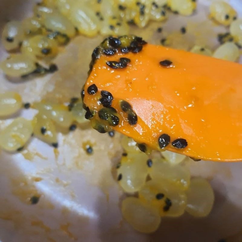 Step 3 Glaze the dac seeds with passion fruit Dac seeds glazed with passion fruit