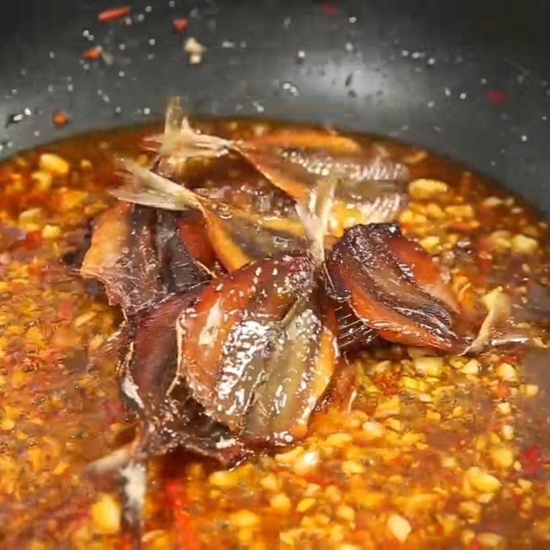 Step 3 Dry simmer golden-striped fish