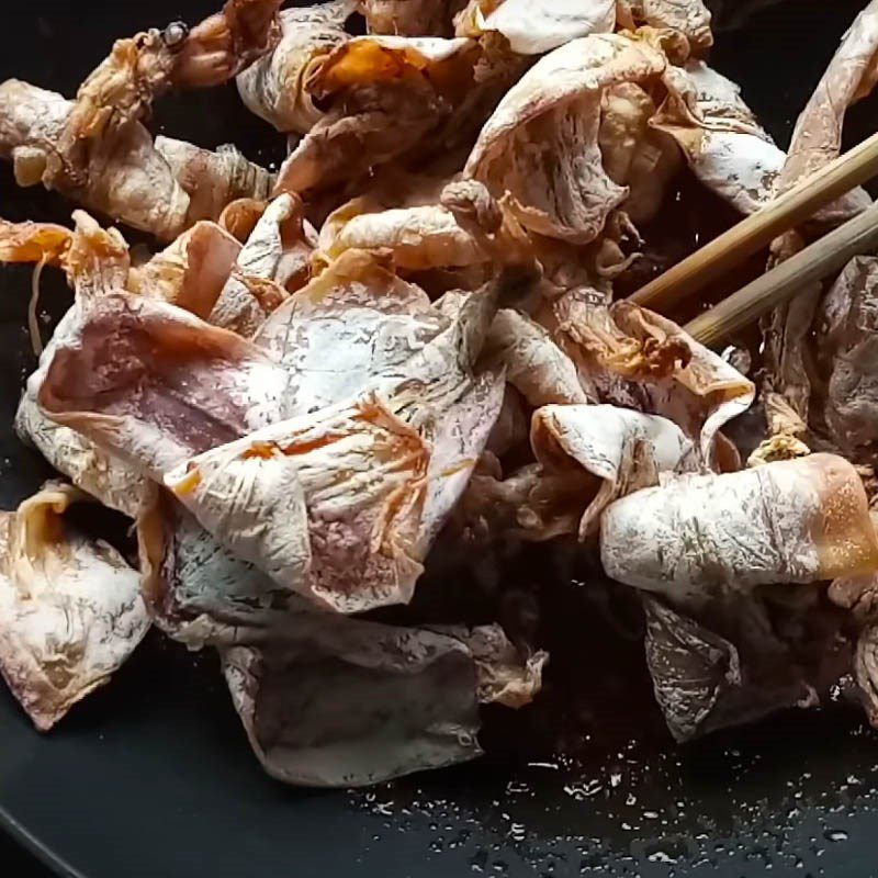 Step 3 Dried squid stir-fried with satay and chili sauce