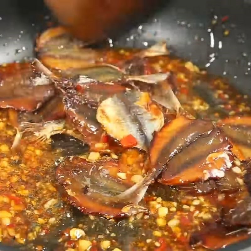 Step 3 Dry simmer golden-striped fish