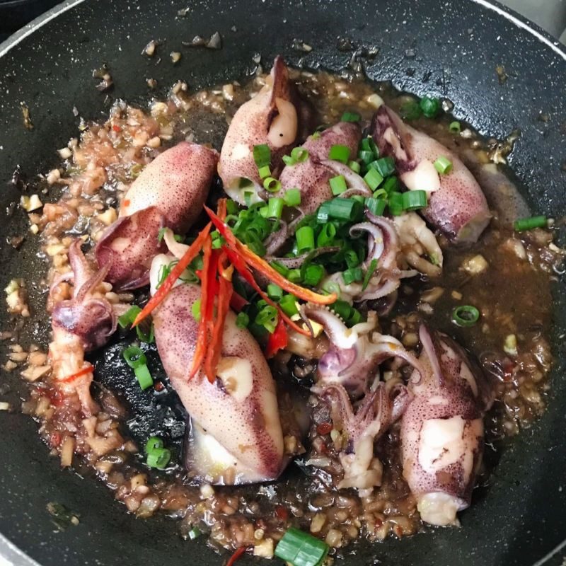 Step 5 Stir-fried Squid with Garlic Sauce