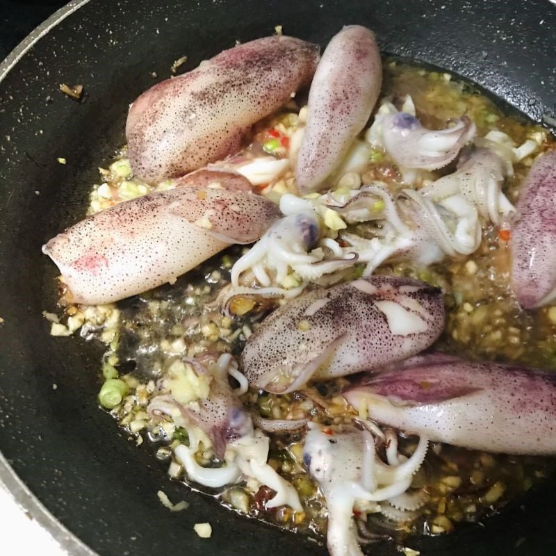 Step 5 Stir-fry the squid Steamed squid with garlic sauce