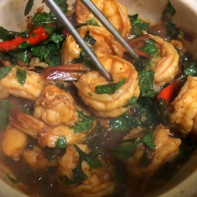 Step 4 Stir-fried shrimp with basil leaves