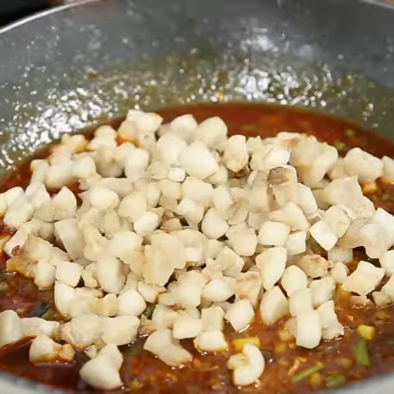 Step 4 Stir-fried pork fat with mixed rice paper sauce