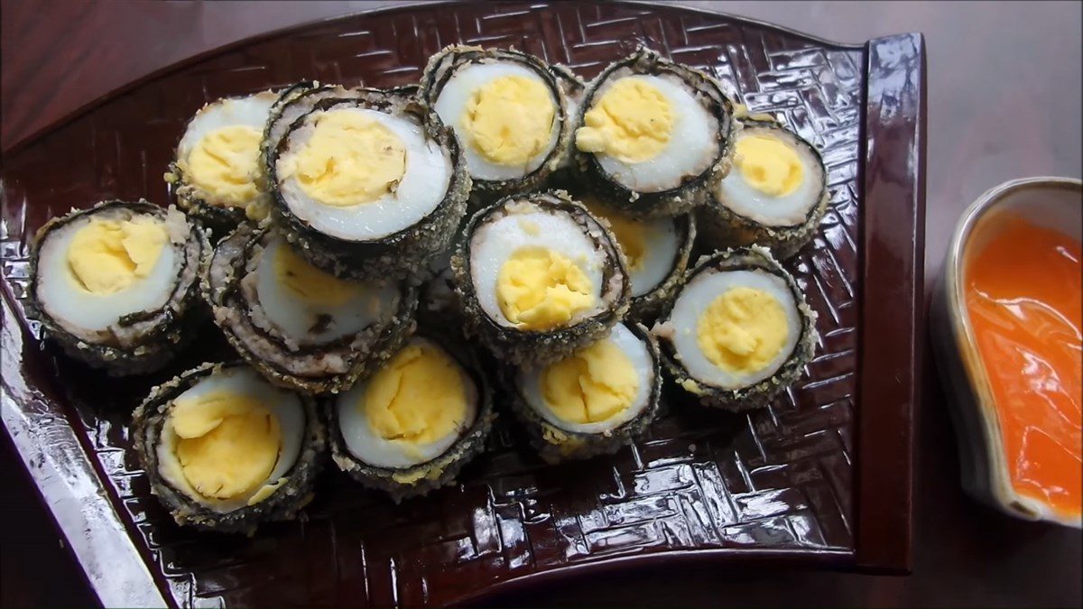 Seaweed rolls with quail eggs