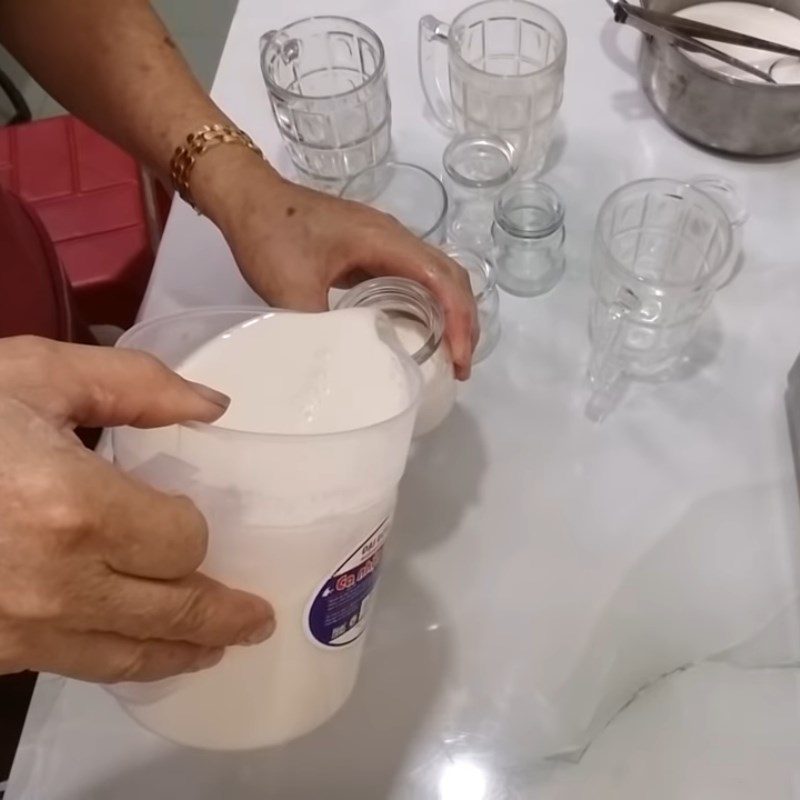 Step 3 Pour the mixture into jars, cups Yogurt from fresh milk (fermented by sunlight)