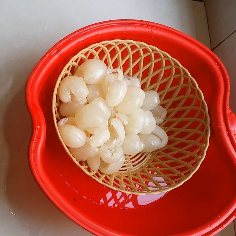 Step 2 Wash the lychee Lychee wine