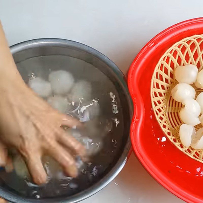 Step 2 Wash the lychee Lychee wine