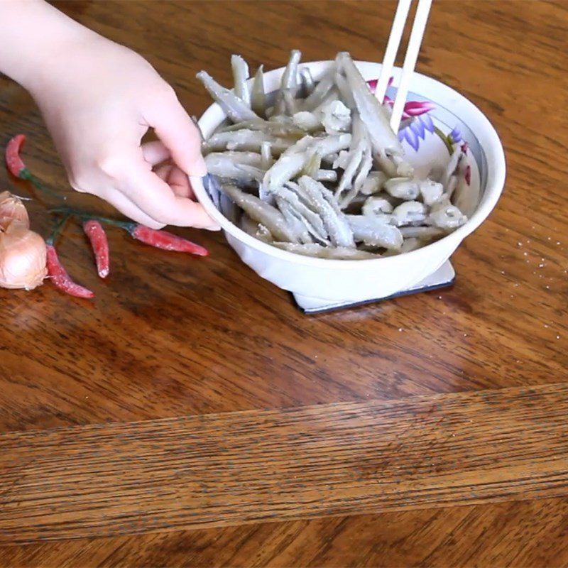 Step 1 Wash and marinate the fish Brown rice porridge with fish