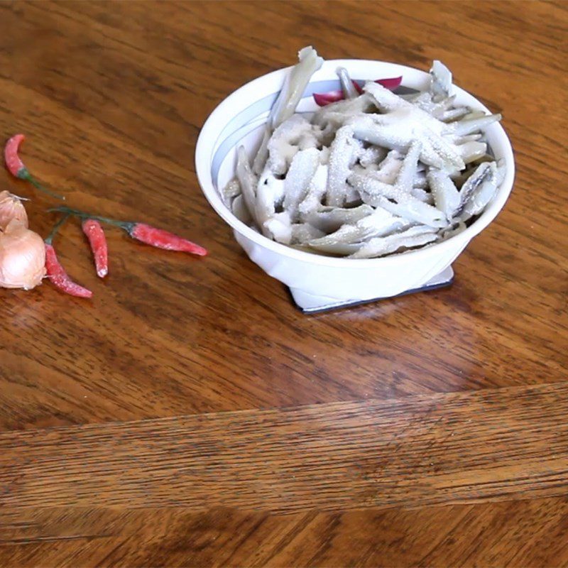 Step 1 Wash and marinate the fish Brown rice porridge with fish