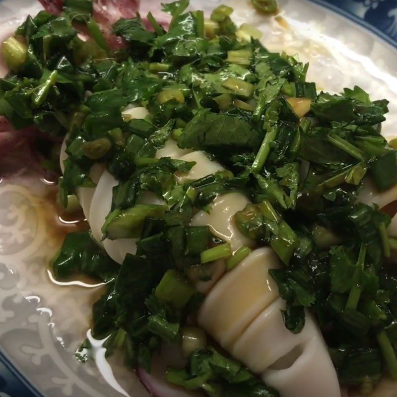 Step 4 Pour the scallion sauce Steamed squid with scallion oil