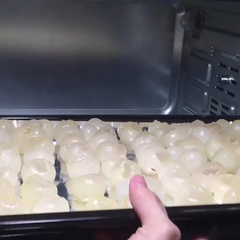 Step 2 Dry longan in the oven