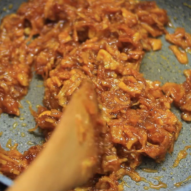 Step 2 Stir-frying pineapple and ginger Pineapple peanut candy