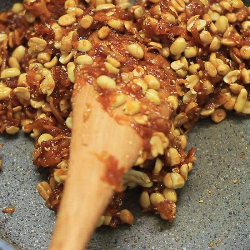 Step 2 Stir-frying pineapple and ginger Pineapple peanut candy