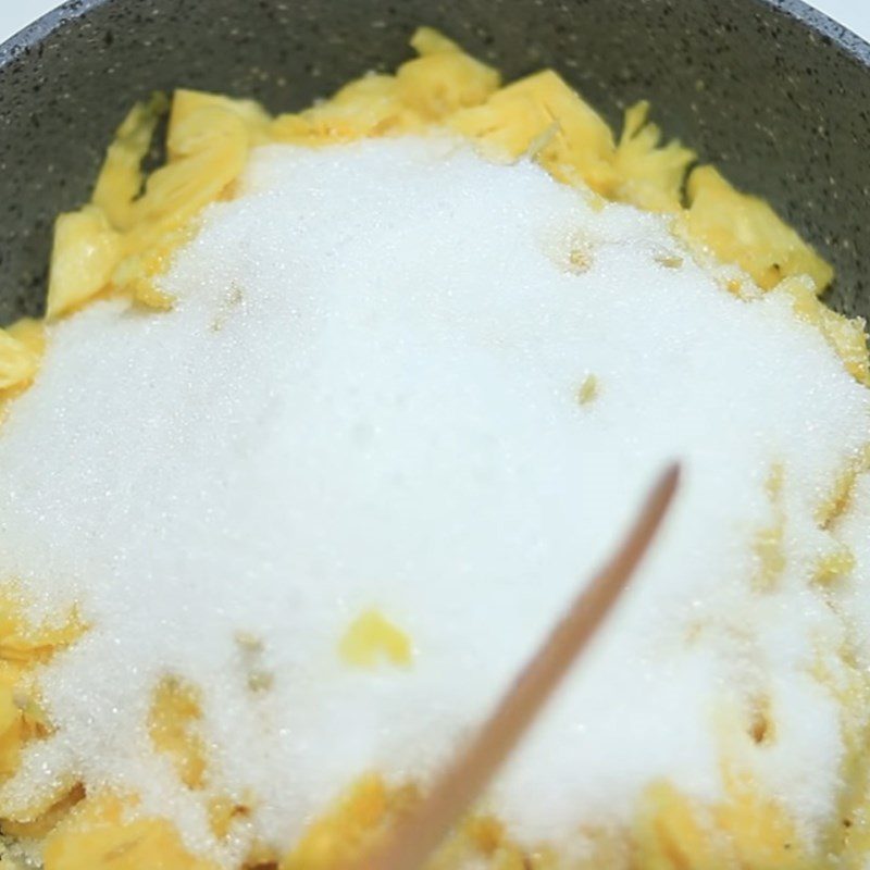 Step 2 Stir-frying pineapple and ginger Pineapple peanut candy