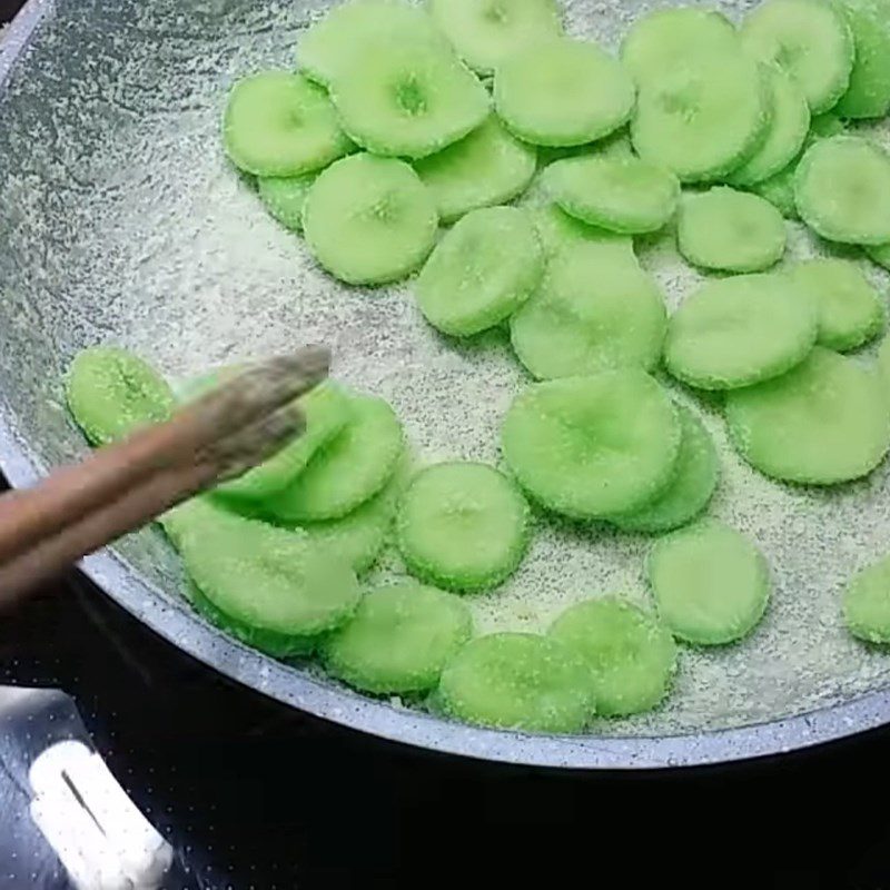 Step 3 Cook cassava jam Cassava jam with pandan flavor