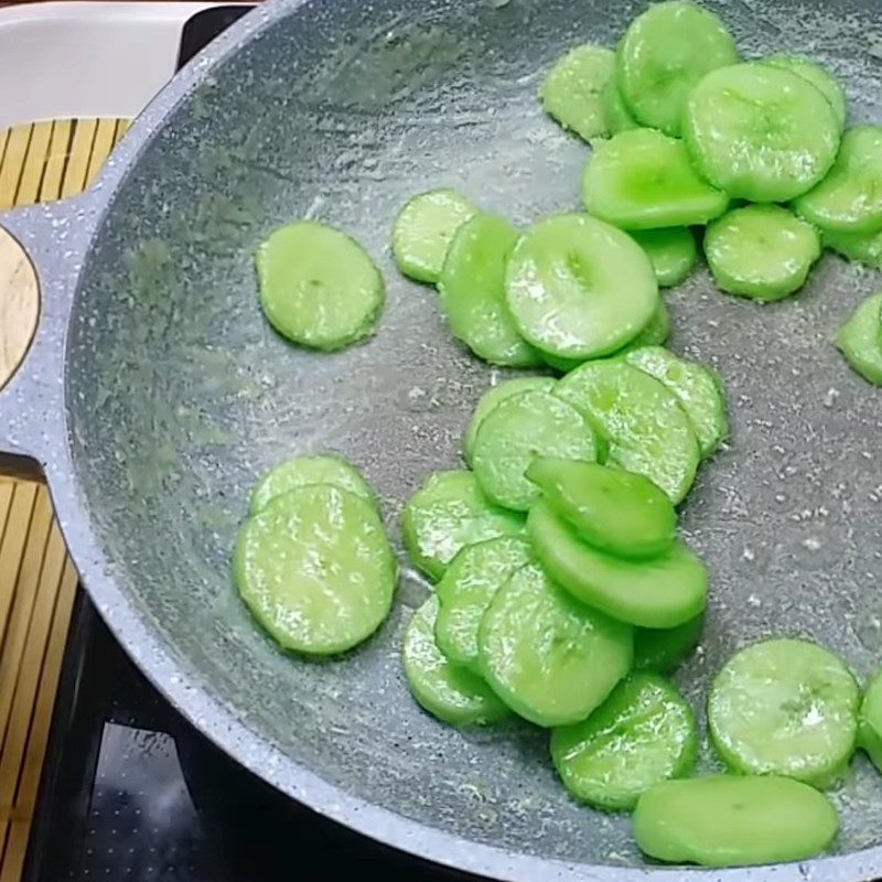 Step 3 Cook cassava jam Cassava jam with pandan flavor