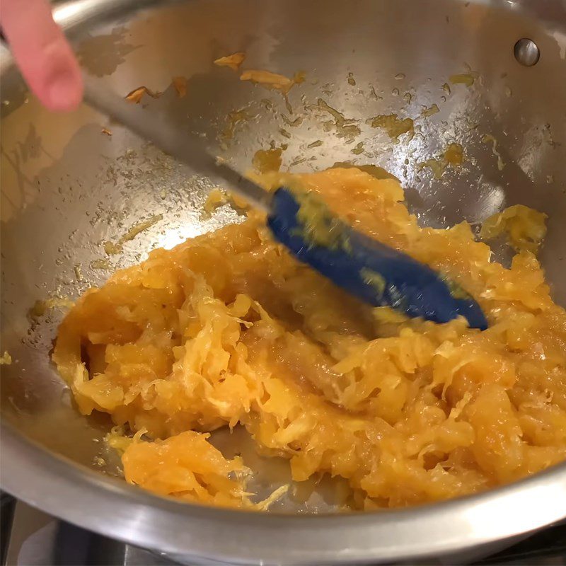 Step 2 Cook the pineapple jam for Mai Flower Cake with Pineapple Filling