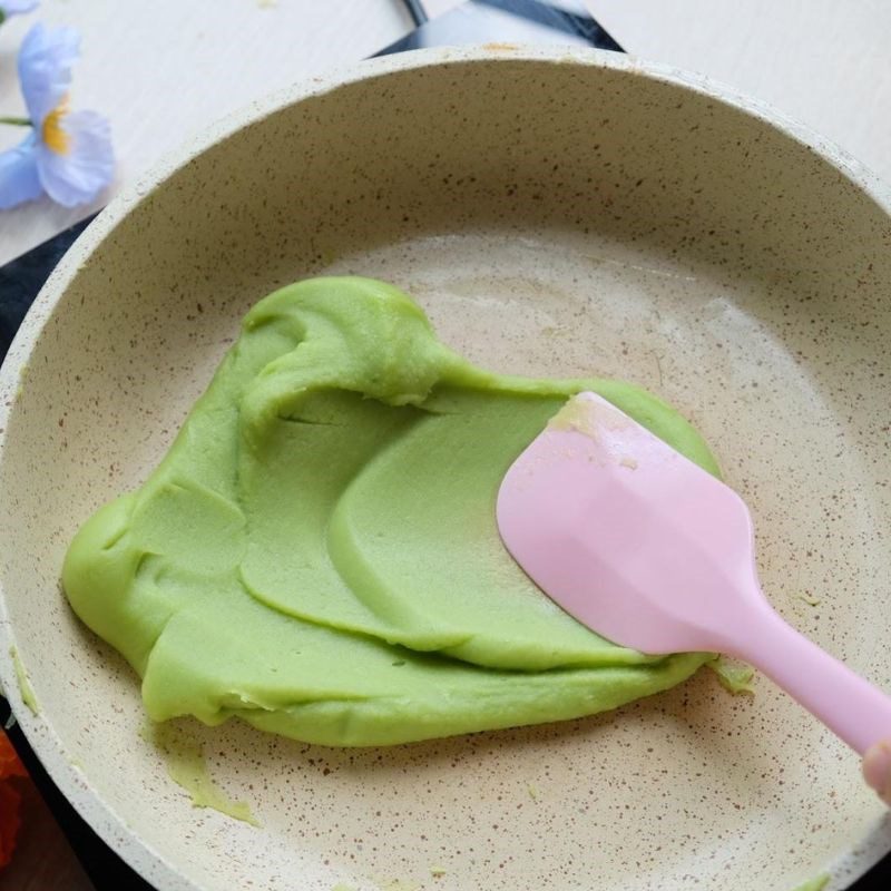 Step 4 Shaping mung bean paste for sticky mooncake with pandan leaves