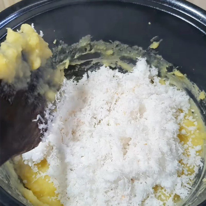 Step 2 Cook the mung bean and coconut filling for the purple sticky rice cake with taro