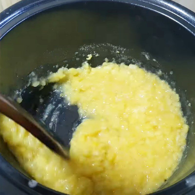 Step 2 Cook the mung bean and coconut filling for the purple sticky rice cake with taro