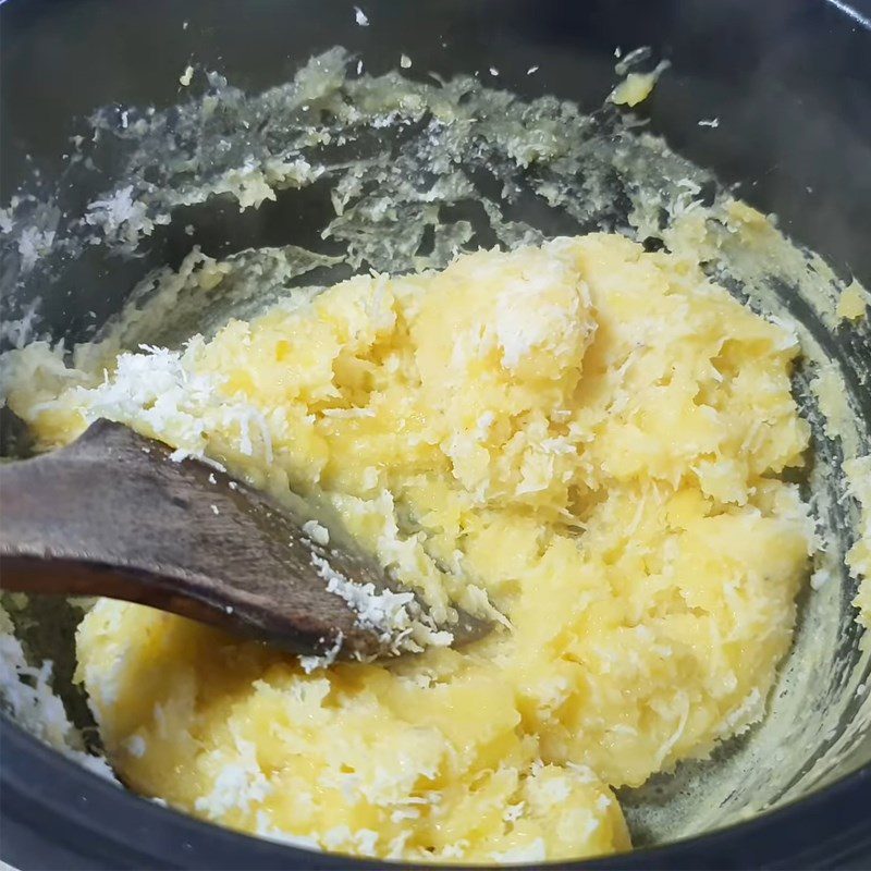 Step 2 Cook the mung bean and coconut filling for the purple sticky rice cake with taro