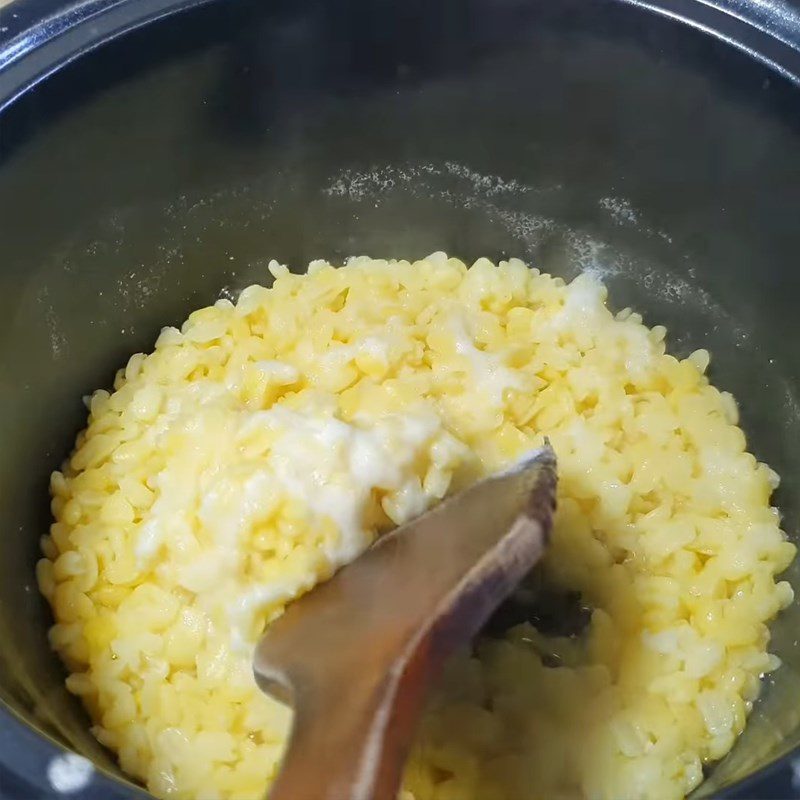 Step 2 Cook the mung bean and coconut filling for the purple sticky rice cake with taro