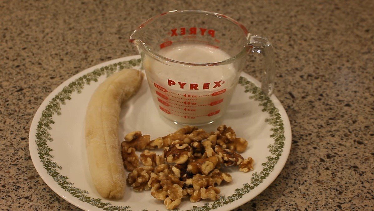 Ingredients for walnut smoothie