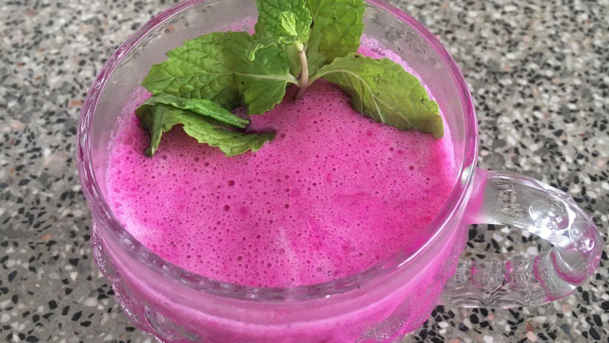 Dragon fruit yogurt smoothie