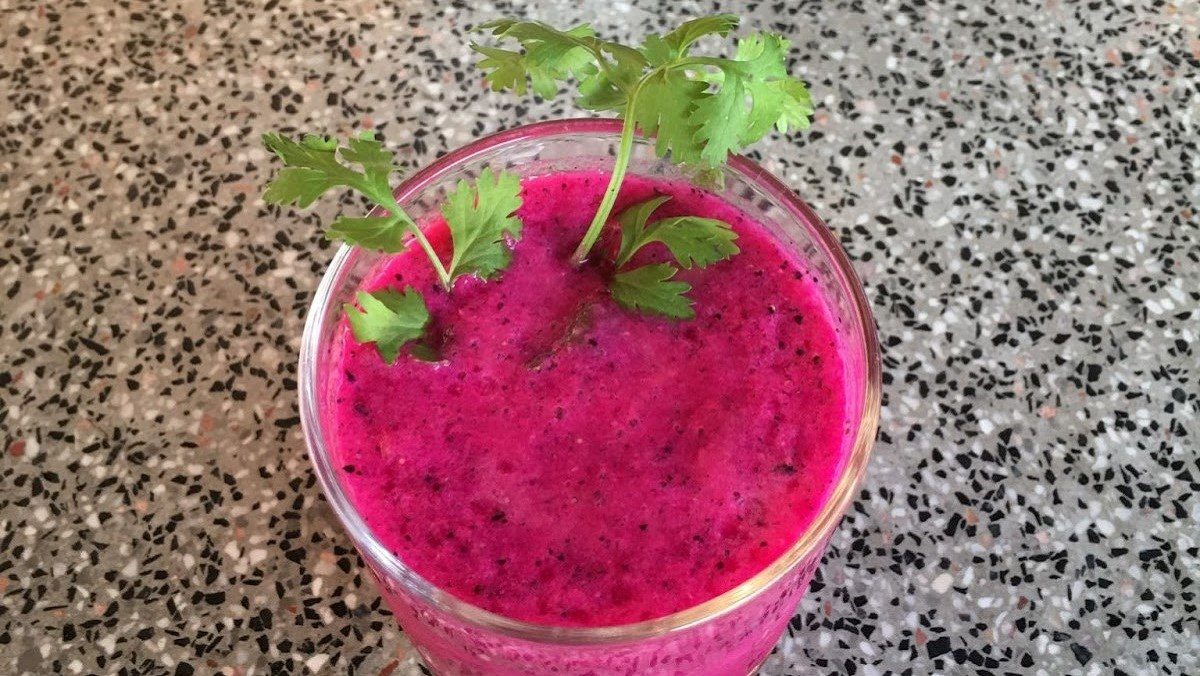 Dragon fruit apple smoothie