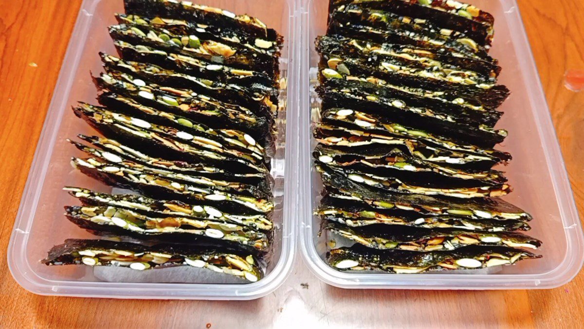 Seaweed snacks with seeds